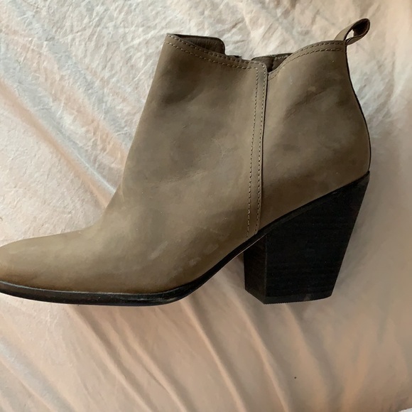 Cole haan, size 8 1/2, women’s suede bootie in gray, mid-heel - Picture 2 of 3